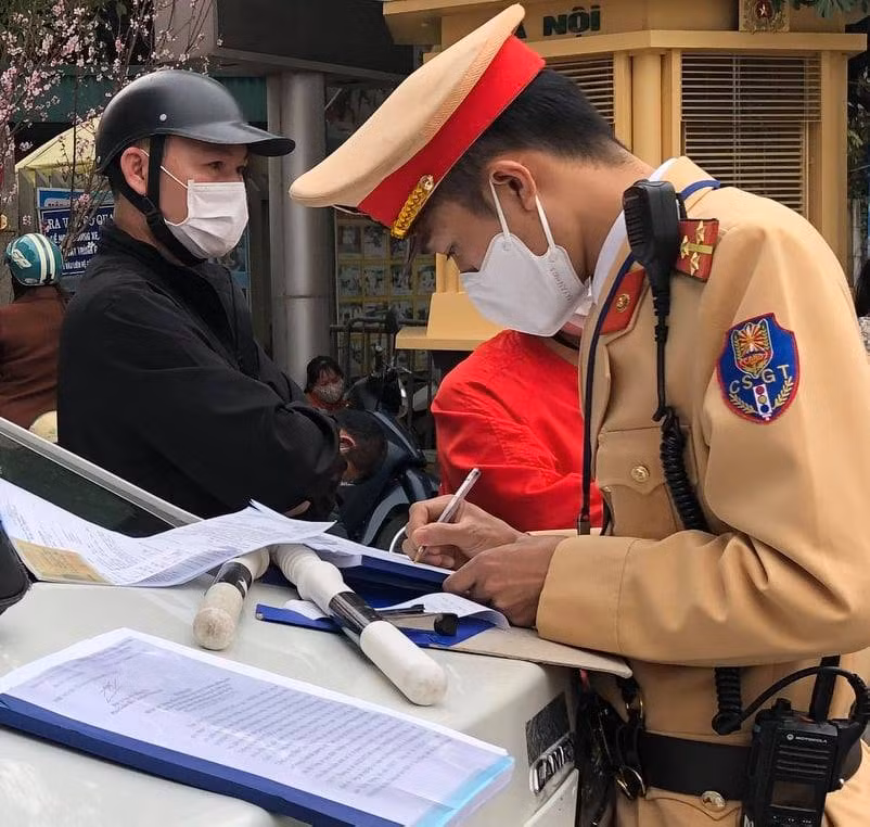 Lực lượng CSGT kiểm tra nồng độ cồn lái xe.