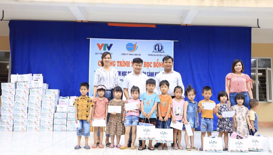 Đại diện đoàn thiện nguyện tham dự và trao học bổng tới các em nhỏ.