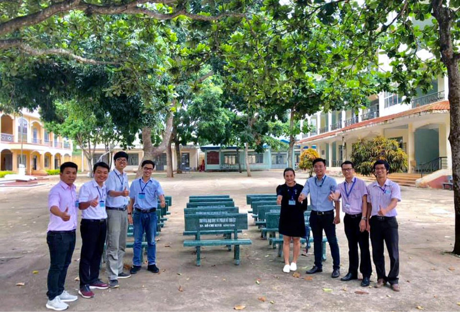 Cán bộ coi thi trường ĐH SPKT TPHCM tặng ghế đá cho trường THPT Nguyễn Công Trứ (Đắk Lắk)