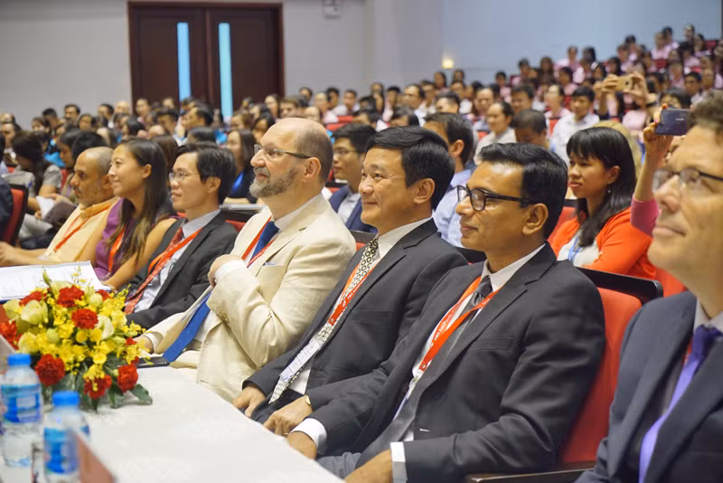 Quang cảnh hội trường diễn ra phiên khai mạc hội thảo