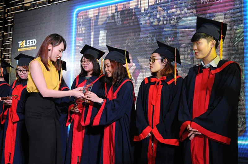 Đại diện TALEED Academy tuyên dương các học viên