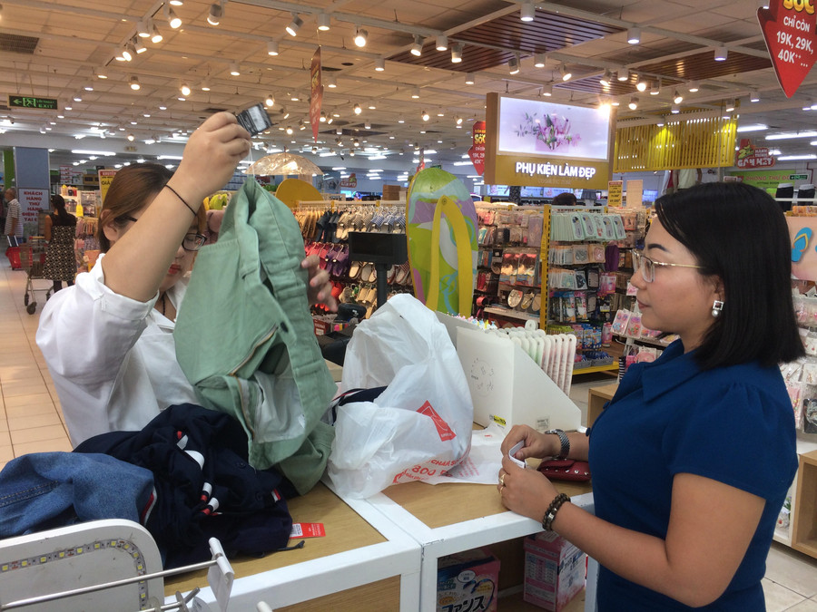 Một khách hàng mua hàng dệt may Việt Nam đang tính tiền tại siêu thị Big C (Q.10, TPHCM), trưa ngày 4/7