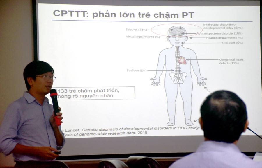 TS Giang Hoa (Viện Di truyền Y học) trình bày tham luận tại tọa đàm TS Giang Hoa (Viện Di truyền Y học) trình bày tham luận tại tọa đàm