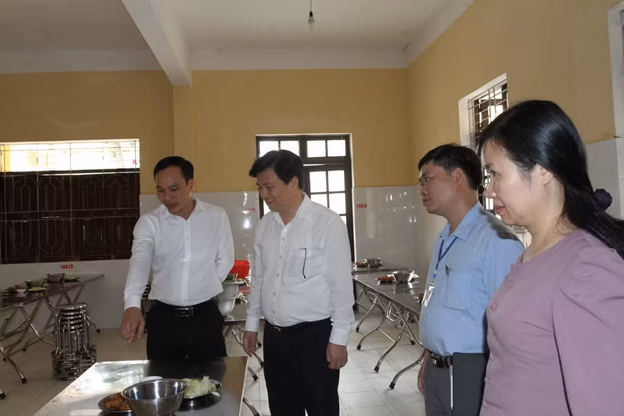 Thứ trưởng Nguyễn Hữu Độ tham quan bếp ăn của nhà trường
