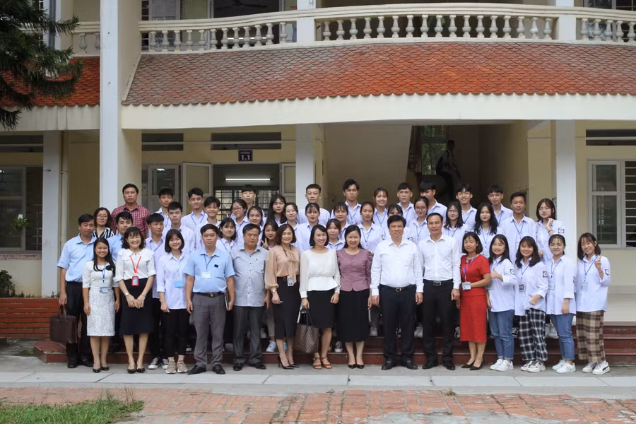 Đoàn công tác của Bộ GD&amp;ĐT chụp ảnh lưu niệm cùng giáo viên và học sinh nhà trường