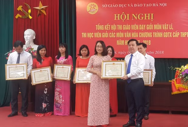 Ông Chử Xuân Dũng- Giám đốc Sở GD&ĐT Hà Nội trao bằng khen cho các giáo viên đạt giải