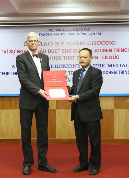 Ông Nguyễn Xuân Vang - Vụ trưởng Vụ Hợp tác quốc tế (Bộ GD&ĐT) - trao Kỷ niệm chương cho Giáo sư Jochen Trinckauf