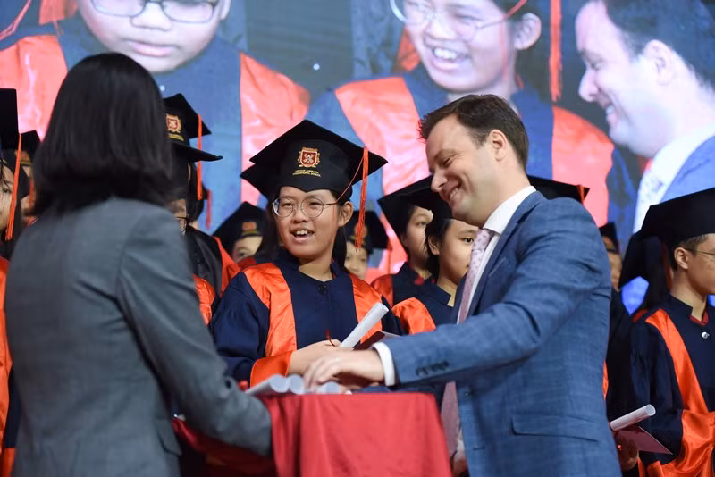 3 HS khác của VAS được Cambridge vinh danh vì những thành tích vượt trội tại các kỳ thi AS và A Level.