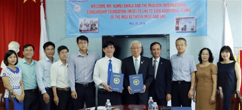 Ông Shinji Kamei - Chủ tịch HĐQT - Tổng Giám đốc tập đoàn Mabuchi thăm LHU và ký biên bản ghi nhớ về việc hợp tác, tập đoàn Mabuchi tiếp tục hỗ trợ cho SV của Trường được “vay vốn” từ Quỹ Mabuchi Ông Shinji Kamei - Chủ tịch HĐQT - Tổng Giám đốc tập đoàn Mabuchi thăm LHU và ký biên bản ghi nhớ về việc hợp tác, tập đoàn Mabuchi tiếp tục hỗ trợ cho SV của Trường được “vay vốn” từ Quỹ Mabuchi