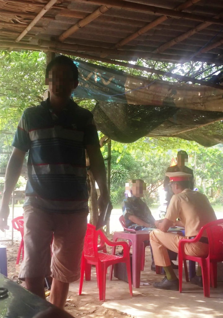 Bị CSGT dừng xe xử lý vi phạm, nhiều tài xế gọi điện, sau đó các sếp ở đội CSGT số 1, số 2 gọi điện đề nghị cho xe vi phạm đi mà không bị xử lý - Ảnh cắt từ clip Bị CSGT dừng xe xử lý vi phạm, nhiều tài xế gọi điện, sau đó các sếp ở đội CSGT số 1, số 2 gọi điện đề nghị cho xe vi phạm đi mà không bị xử lý - Ảnh cắt từ clip