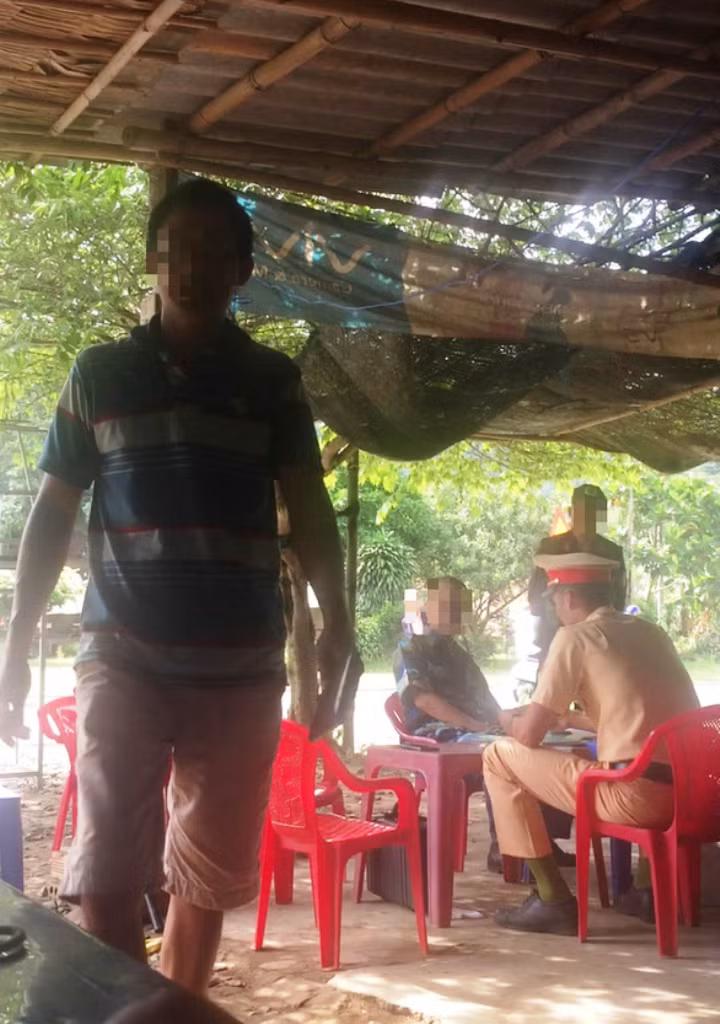 Bị CSGT dừng xe xử lý vi phạm, nhiều tài xế gọi điện, sau đó các sếp ở đội CSGT số 1, số 2 gọi điện đề nghị cho xe vi phạm đi mà không bị xử lý - Ảnh cắt từ clip