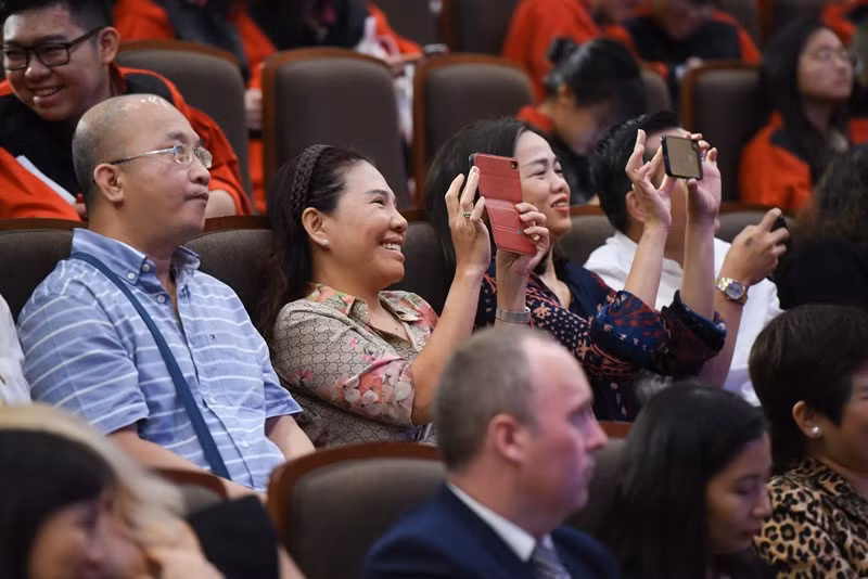 Niềm vui của phụ huynh VAS tại lễ trao giải