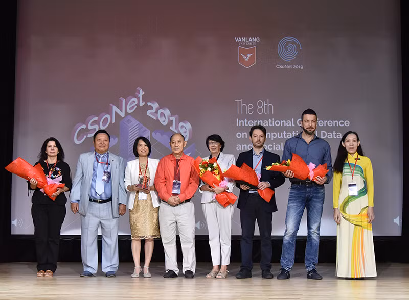 Lãnh đạo VLU tặng hoa cảm ơn ban tổ chức và các diễn giả tham gia hội nghị Lãnh đạo VLU tặng hoa cảm ơn ban tổ chức và các diễn giả tham gia hội nghị