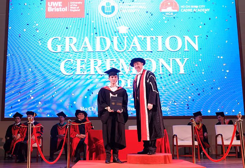 Đại diện ĐH West of England trao bằng tốt nghiệp cho các tân cử nhân tốt nghiệp từ chương trình liên kết với trường
