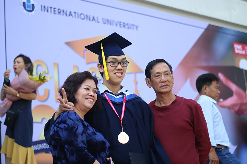 Tân kỹ sư Trần Minh Phương Nam - thủ khoa tốt nghiệp khối ngành Kỹ thuật, chụp ảnh lưu niệm với người thân. Tân kỹ sư Trần Minh Phương Nam - thủ khoa tốt nghiệp khối ngành Kỹ thuật, chụp ảnh lưu niệm với người thân.