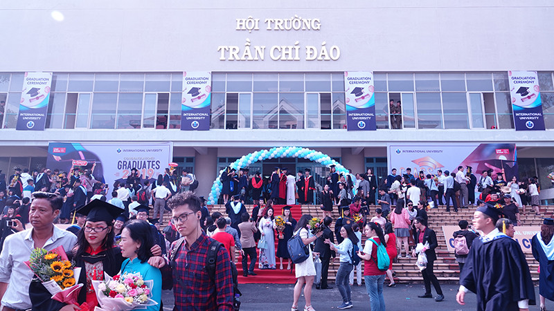 Quang cảnh bên ngoài hội trường trong ngày lễ tốt nghiệp Quang cảnh bên ngoài hội trường trong ngày lễ tốt nghiệp