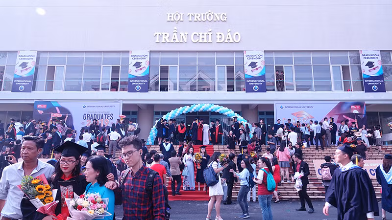 Quang cảnh bên ngoài hội trường trong ngày lễ tốt nghiệp
