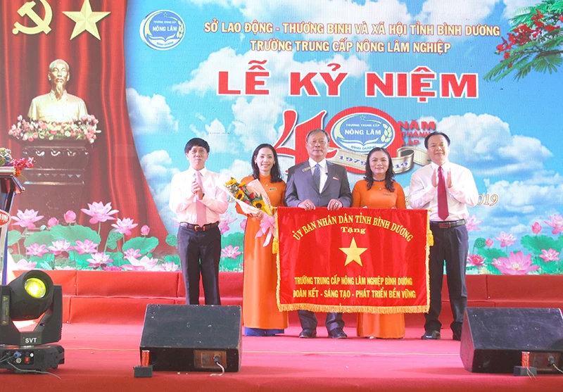 Nhà trường nhận bức trướng "Đoàn kết - Sáng tạo - Phát triển bền vững” do UBND tỉnh Bình Dương tặng