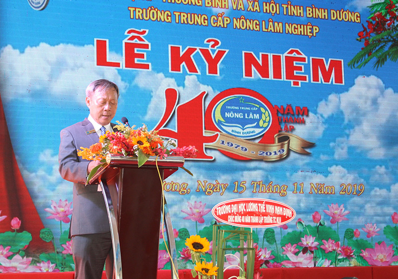 Thầy Huỳnh Kim Ngân - Hiệu trưởng nhà trường phát biểu tại buổi lễ