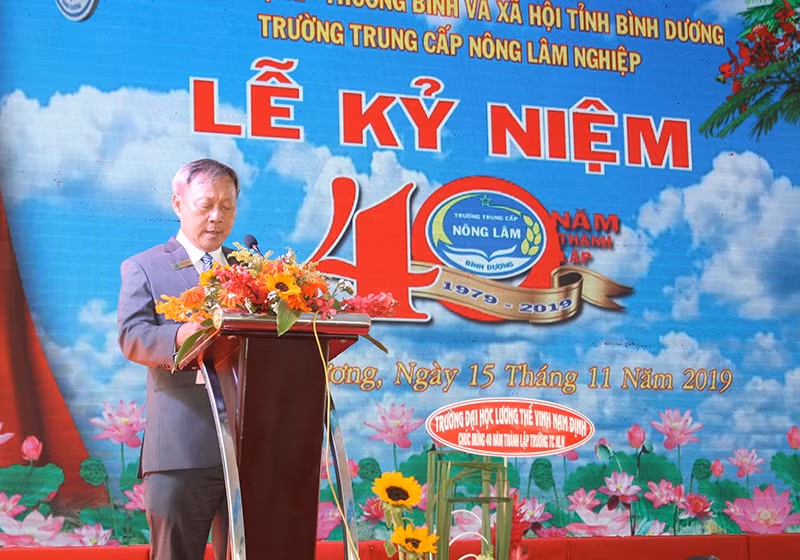 Thầy Huỳnh Kim Ngân - Hiệu trưởng nhà trường phát biểu tại buổi lễ