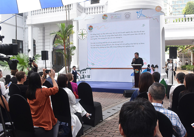 Ông Bùi Vu Thanh (nghệ sĩ Thanh Bùi) - nhà sáng lập Tổ chức Embassy Education phát biểu tại sự kiện