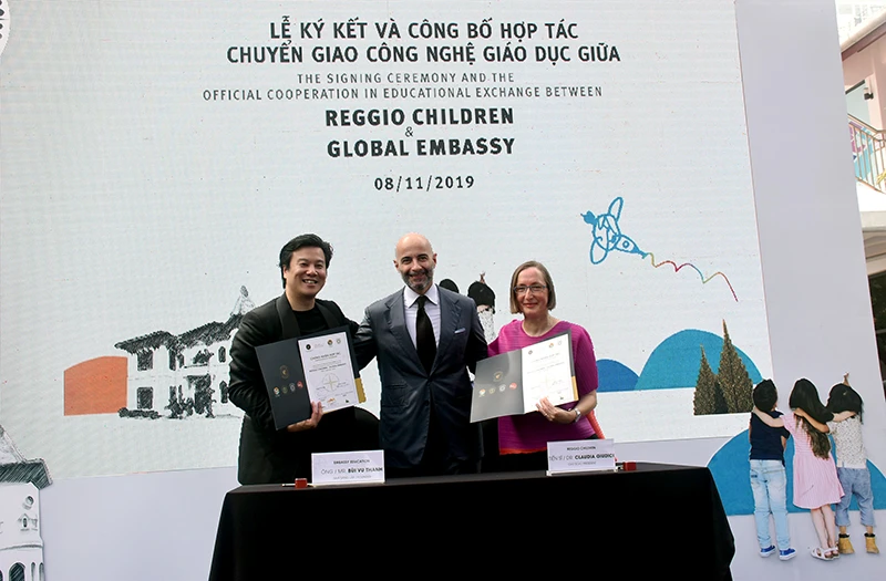 Ông Bùi Vu Thanh (Tổ chức Embassy Education) và GS Claudia Giudici (Chủ tịch Reggio Children) ký kết văn bản hợp tác dưới sự chứng kiến của Tổng lãnh sự quán Italia tại TPHCM