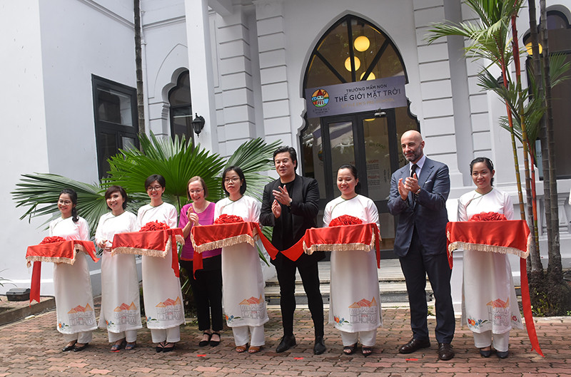 Từ phải qua: Tổng lãnh sự quán Ý tại TPHCM, ông Bùi Vu Thanh và đại diện tổ chức Reggio Children cắt băng khánh thành Trường Mầm non Thế giới Mặt trời – Little Em’s