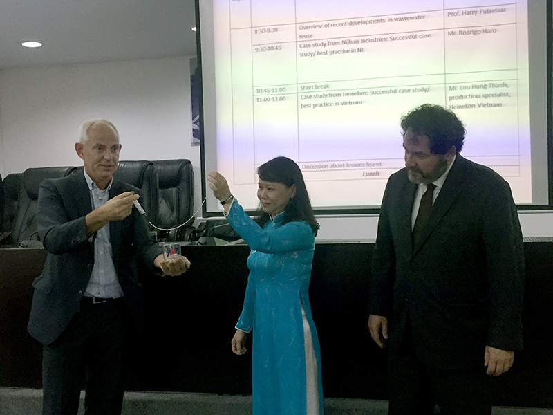 GS Harry Futselaar giới thiệu một công nghệ xử lý nước thông minh của Hà Lan dưới sự chứng kiến của ông Carel Richter - Tổng lãnh sự Vương quốc Hà Lan tại TPHCM (bìa phải) GS Harry Futselaar giới thiệu một công nghệ xử lý nước thông minh của Hà Lan dưới sự chứng kiến của ông Carel Richter - Tổng lãnh sự Vương quốc Hà Lan tại TPHCM (bìa phải)