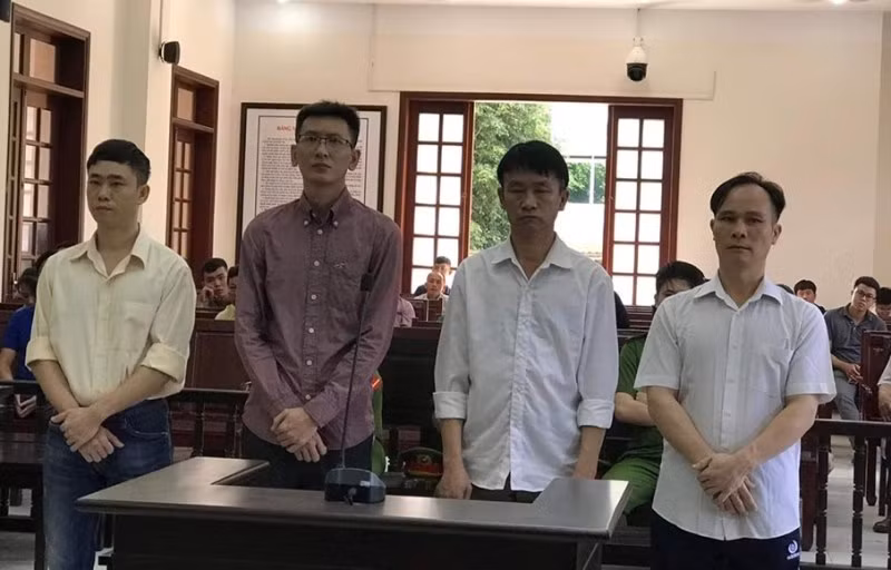 Bốn bị cáo: Trung, Hoan, Thành, Khuê tại phiên tòa