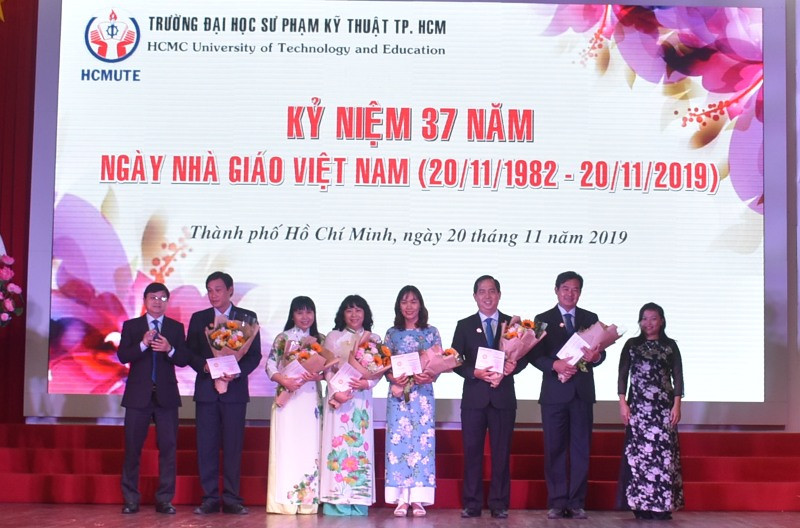 Lãnh đạo trường tuyên dương 6 CBVC nhận Kỷ niệm chương vì sự nghiệp GD Lãnh đạo trường tuyên dương 6 CBVC nhận Kỷ niệm chương vì sự nghiệp GD