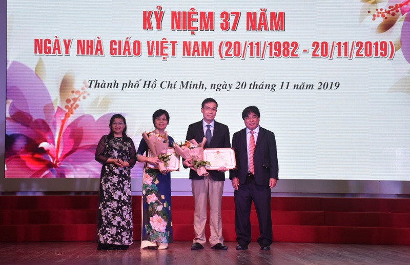 Lãnh đạo trường tuyên dương 2 CBVC nhận bằng khen của Bộ trưởng Bộ GD&ĐT Lãnh đạo trường tuyên dương 2 CBVC nhận bằng khen của Bộ trưởng Bộ GD&ĐT