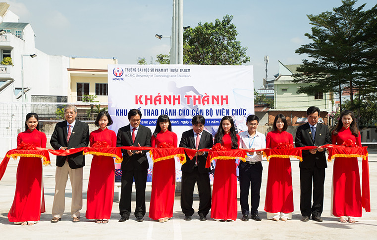 Nhà trường thực hiện nghi thức cắt băng khánh thành Khu thể thao dành cho CBVC Nhà trường thực hiện nghi thức cắt băng khánh thành Khu thể thao dành cho CBVC