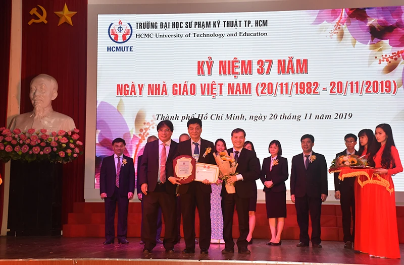 Lãnh đạo nhà trường tuyên dương PGS.TS Quyền Huy Ảnh - một trong 9 nhà giáo tiêu biểu của trường