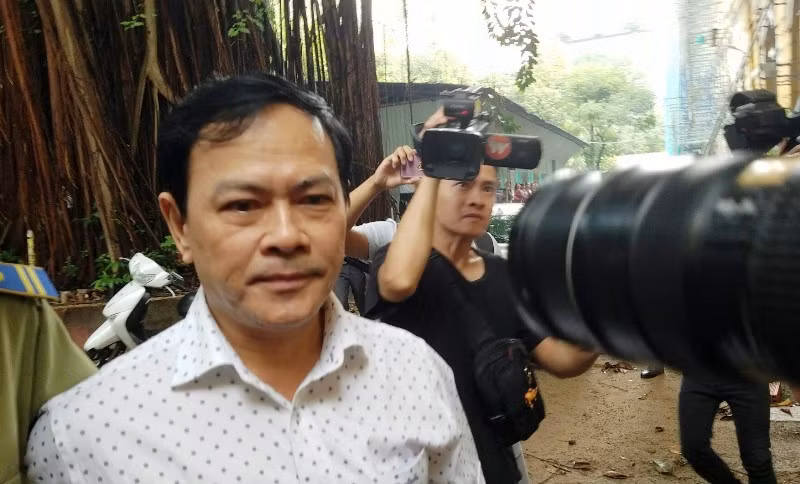 Bị cáo Nguyễn Hữu Linh xuất hiện tại tòa án tạo sự chú ý của nhiều PV