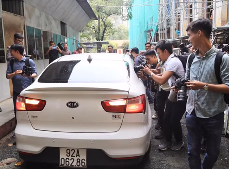 Ông Nguyễn Hữu Linh phải ngồi trong xe rất lâu do rất đông phóng viên chờ bên ngoài