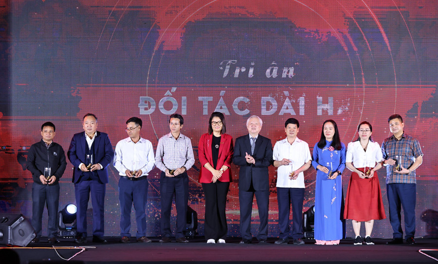 Bà Hoàng Phương Thảo (áo đỏ), Trưởng đại diện tổ chức ActionAid Quốc tế tại Việt Nam tri ân các đối tác đã đồng hành. Bà Hoàng Phương Thảo (áo đỏ), Trưởng đại diện tổ chức ActionAid Quốc tế tại Việt Nam tri ân các đối tác đã đồng hành.