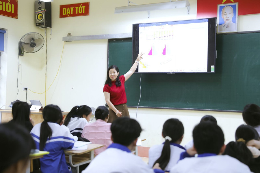 Một tiết học của cô Bạch Yến và học trò. Ảnh NVCC.