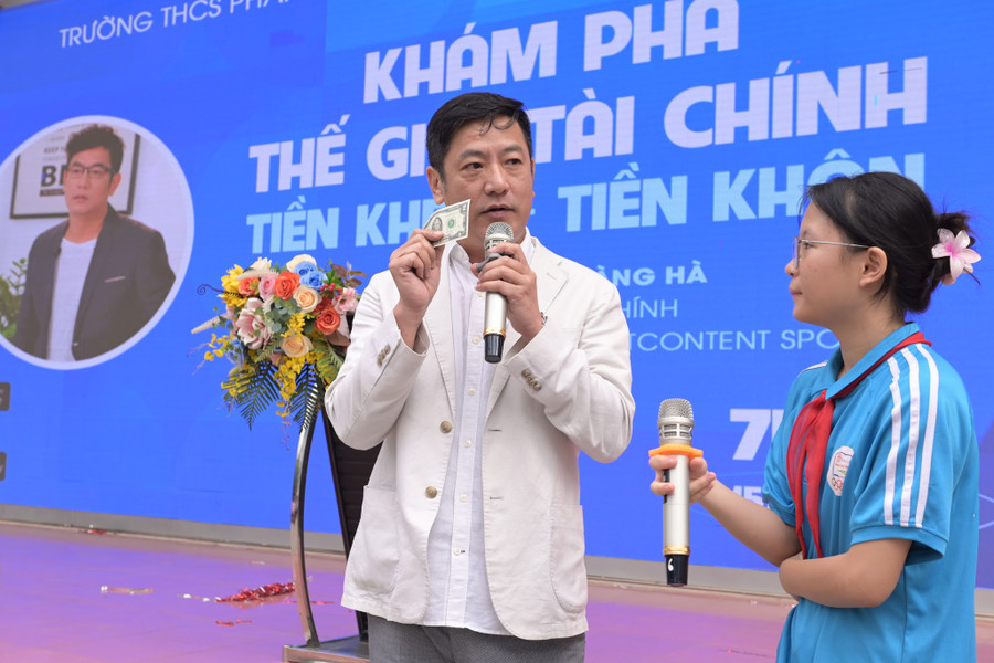 Học sinh trao đổi cùng chuyên gia. Học sinh trao đổi cùng chuyên gia.