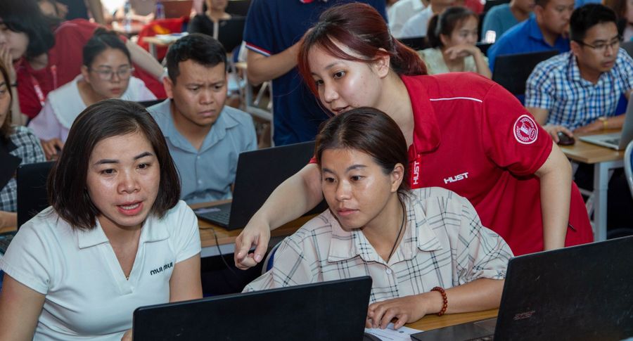 100 giáo viên tiểu học và THCS đến từ 32 trường học trên địa bàn huyện Điện Biên Đông tham gia huấn kỹ năng thiết kế bài giảng STEM và E-Learning.