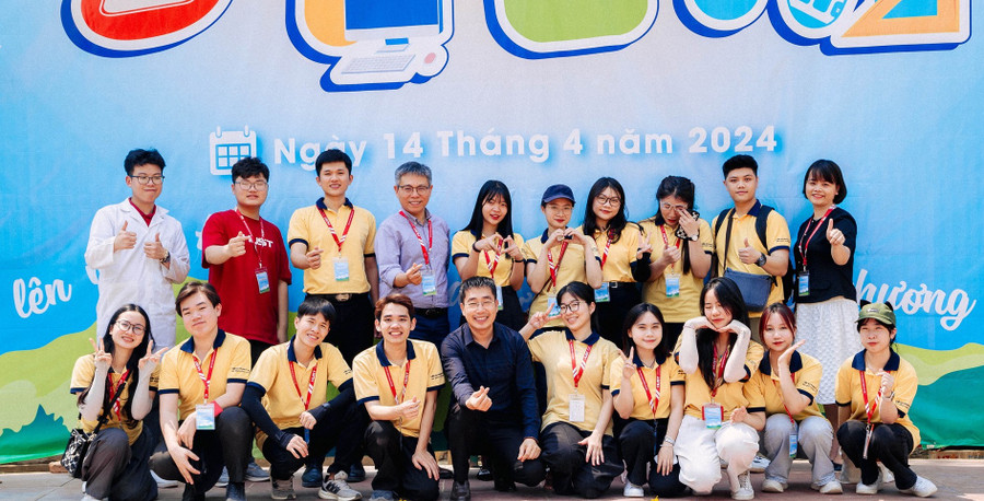 Thầy và trò Khoa Khoa học và Công nghệ giáo dục tham gia hỗ trợ tập huấn cho giáo viên ở huyện Điện Biên Đông.