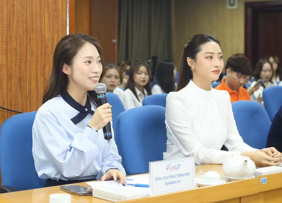 MC Khánh Vy, Hoa hậu Lương Thuỳ Linh chia sẻ về kỳ thi tốt nghiệp.