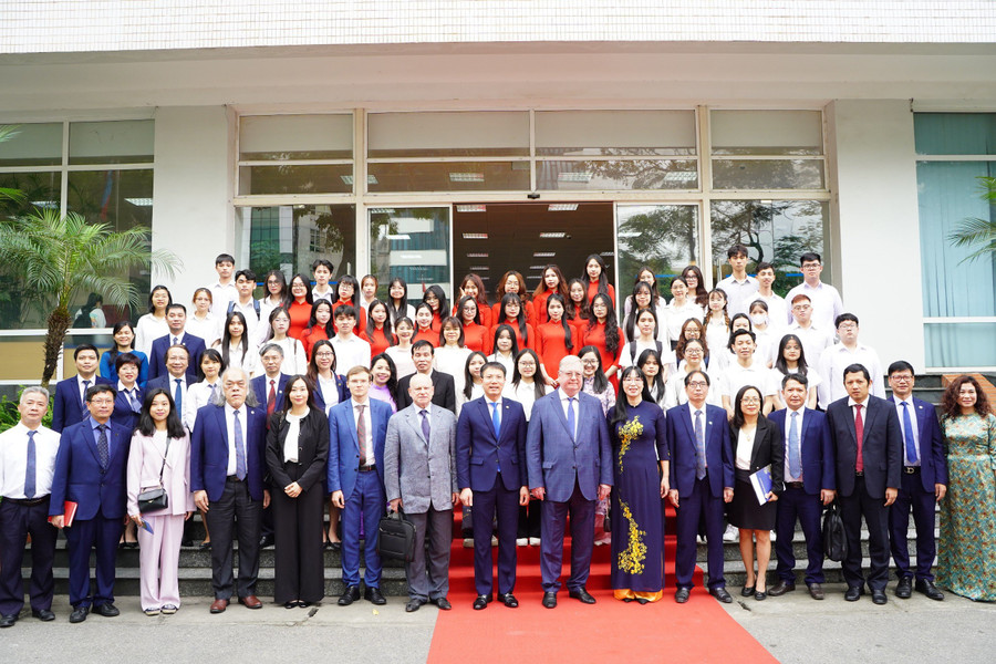 Đoàn công tác chụp ảnh lưu niệm với nhà trường.