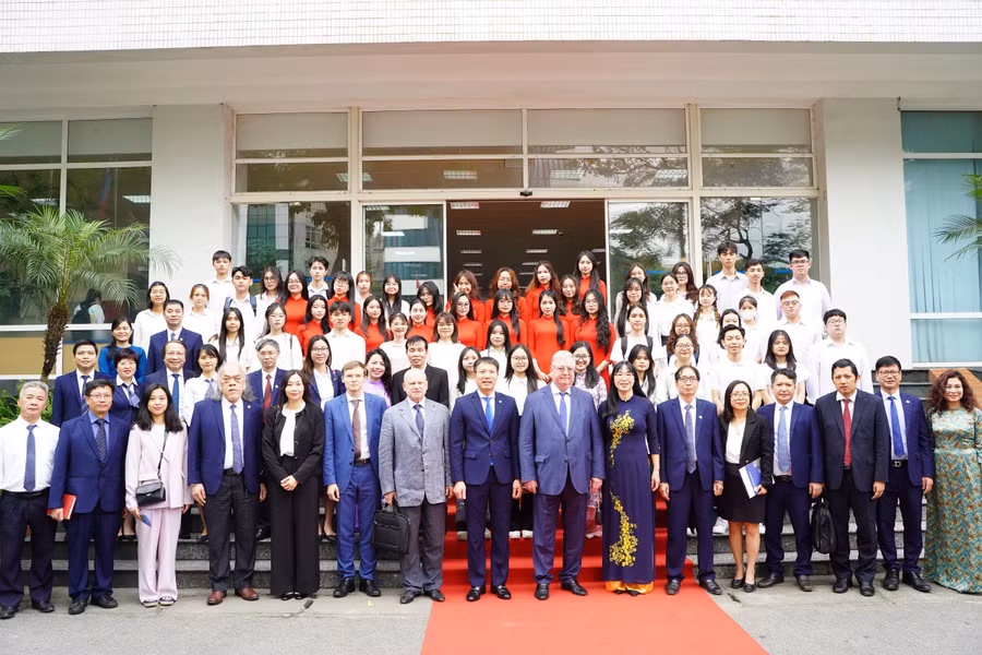 Đoàn công tác chụp ảnh lưu niệm với nhà trường.