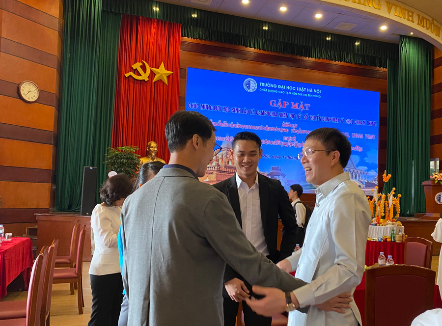 TS. Đoàn Trung Kiên - Hiệu trưởng Trường ĐH Luật Hà Nội đến chúc Tết lưu học sinh, cán bộ đang công tác, học tập Lào và Campuchia đang công tác và học tập tại trường. Ảnh NC.