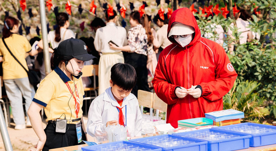 Học sinh cũng được tham gia một số thí nghiệm.