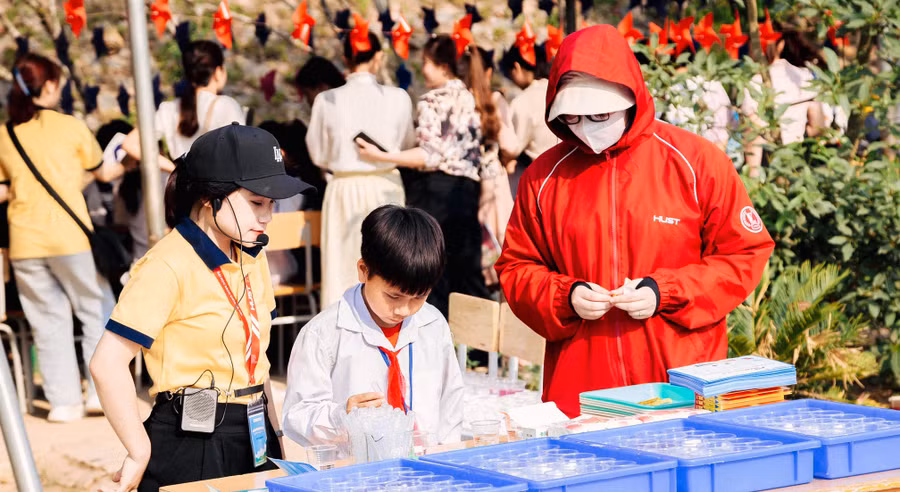 Học sinh cũng được tham gia một số thí nghiệm.