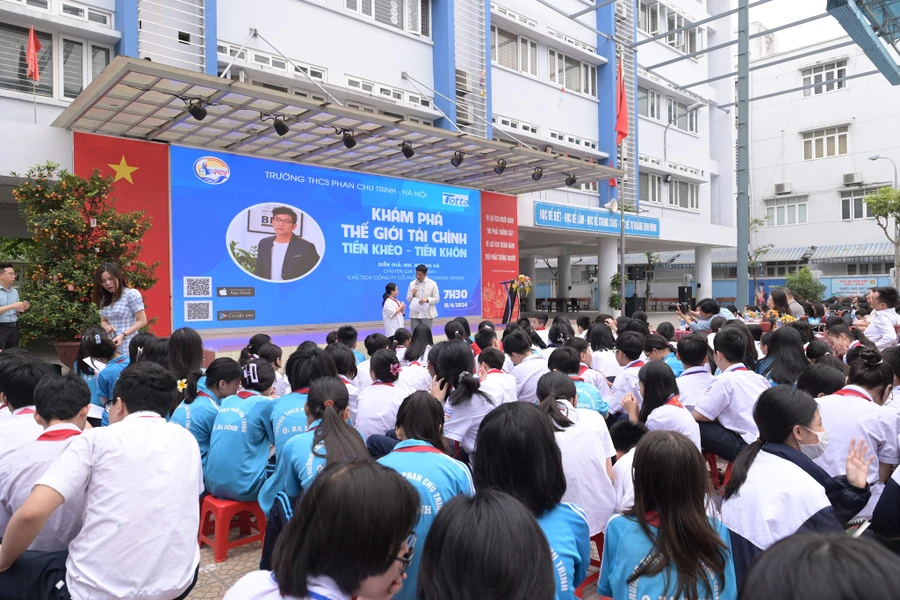 Học sinh Hà Nội khám phá thế giới tài chính tiền khéo, tiền khôn