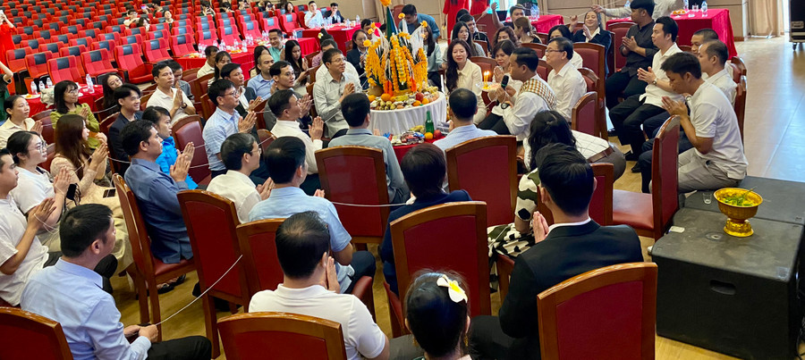 Lễ buộc chỉ cổ tay trong Tết cổ truyền ở Lào và Campuchia. Ảnh NC.