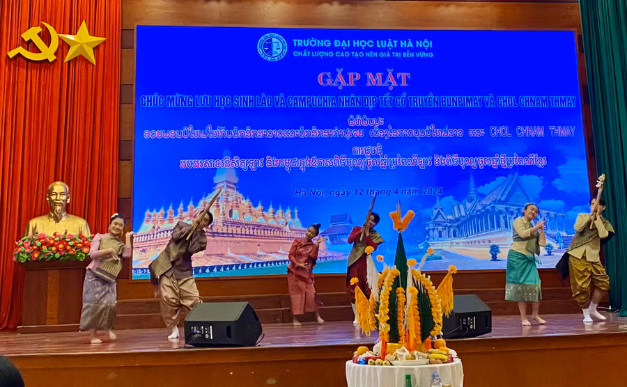 Trường ĐH Luật Hà Nội gặp mặt chúc Tết cổ truyền lưu học sinh Lào và Campuchia 