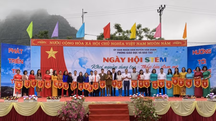 Giải Vex Robotics có 29 đội tham gia từ các tỉnh thành phố gồm: 2 đội của huyện Văn Quan, 12 đội từ các huyện thành phố của Lạng Sơn Lạng Sơn, 15 đội đến từ Cao Bằng, Hà Giang, Hà Nội, Hà Nam, Bắc Giang, Bắc Ninh, Phú Thọ.